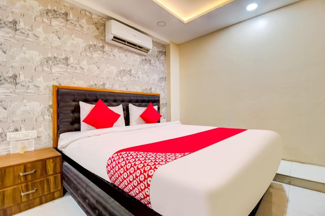 Oyo 81625 Hotel Radhika Manmad Exterior foto